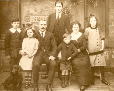 Ena (held by father) with family in 1914